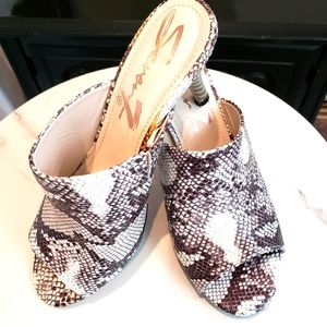 Seven7 gray and black snakeskin mule size 6